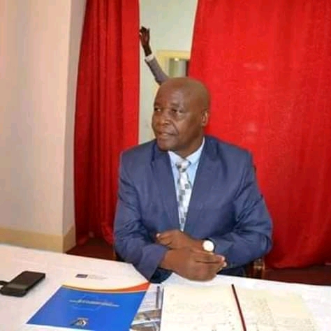 Politique – Haut Katanga : PANDE KAPOPO Célestin sur une chaise éjectable.