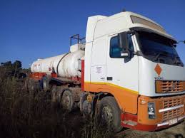 Douanes : Cinq camions de carburant arrêtés à la frontière congolo-angolaise
