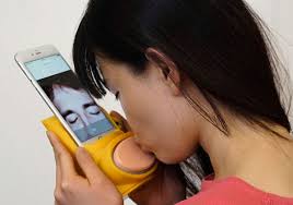 Technologie: c’est possible de s’embrasser à distance par une « bouche connectée »; découvrez comment faire
