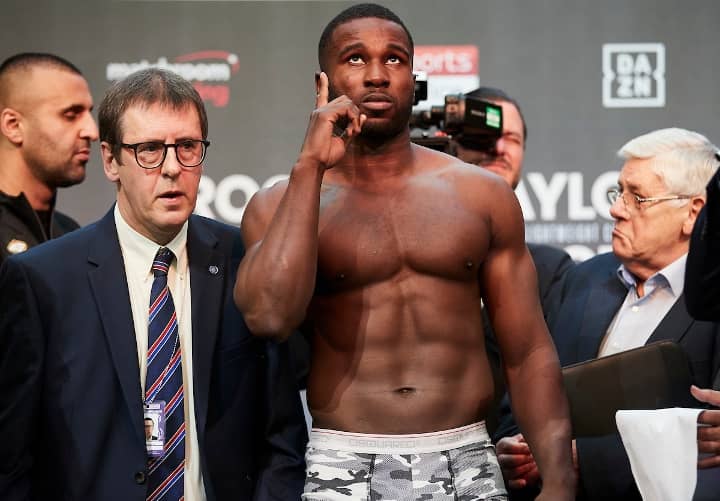 Boxe : le Congolais Yves Ngabu, champion IBO, devant la presse pour la présentation de sa ceinture