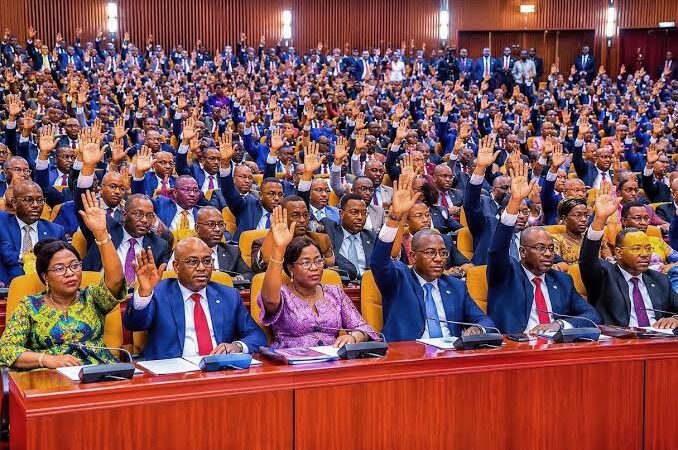 RDC : Tshisekedi renvoie la loi référendaire au Parlement et ralentit une séquence explosive
