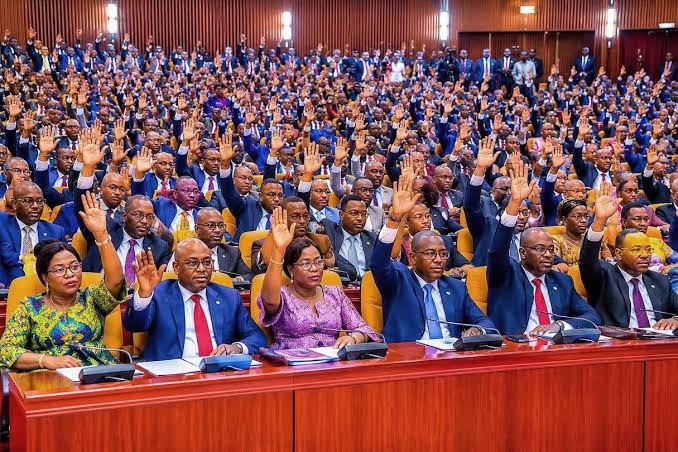 RDC : Tshisekedi renvoie la loi référendaire au Parlement et ralentit une séquence explosive