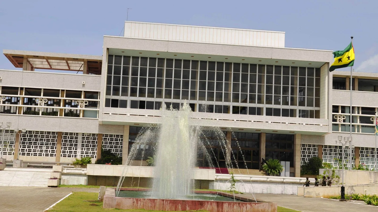Façade de l’Assemblée nationale de São Tomé-et-Príncipe.
