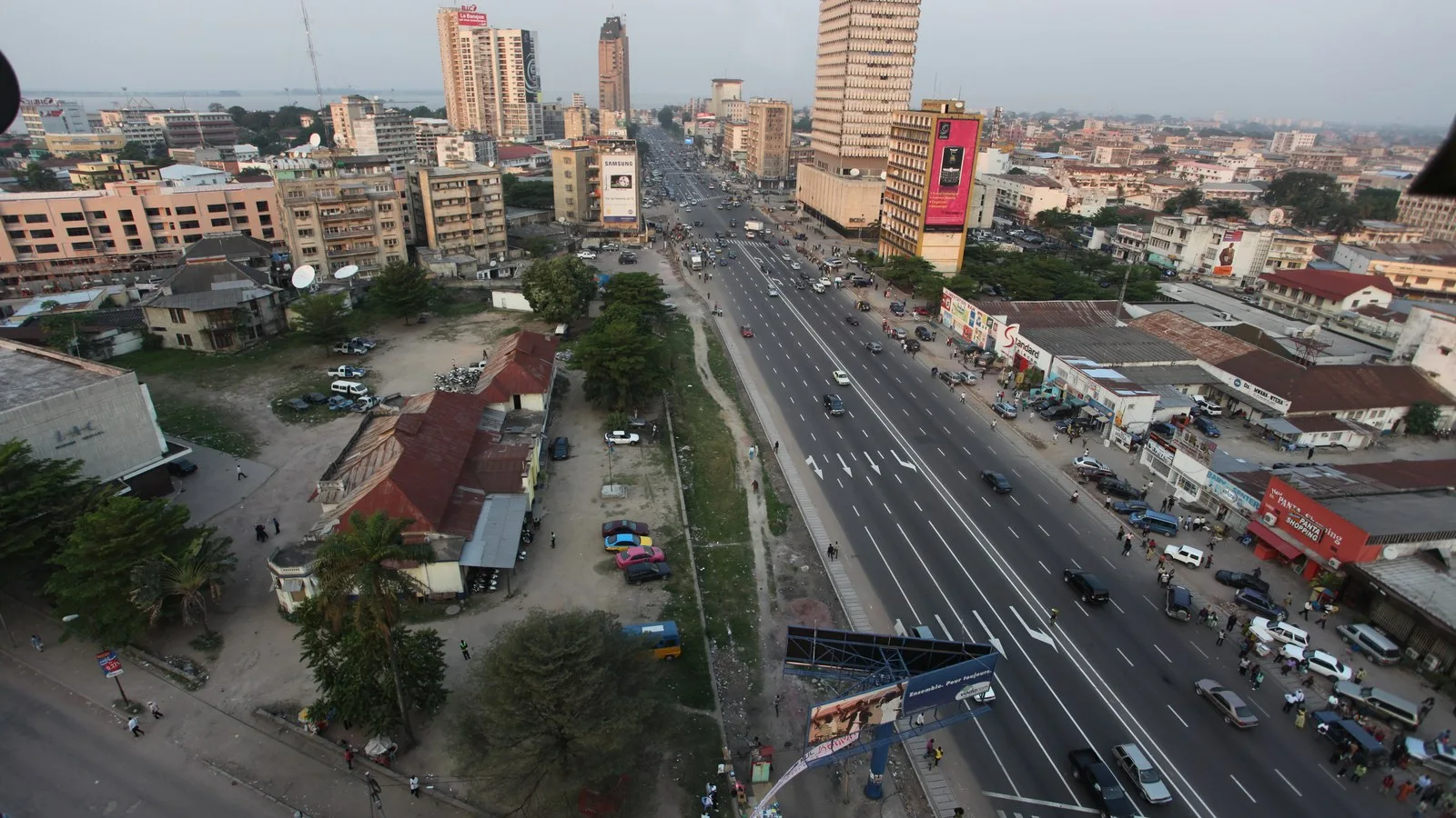 Vue du boulevard du 30 Juin et du quartier d’affaires de Kinshasa.