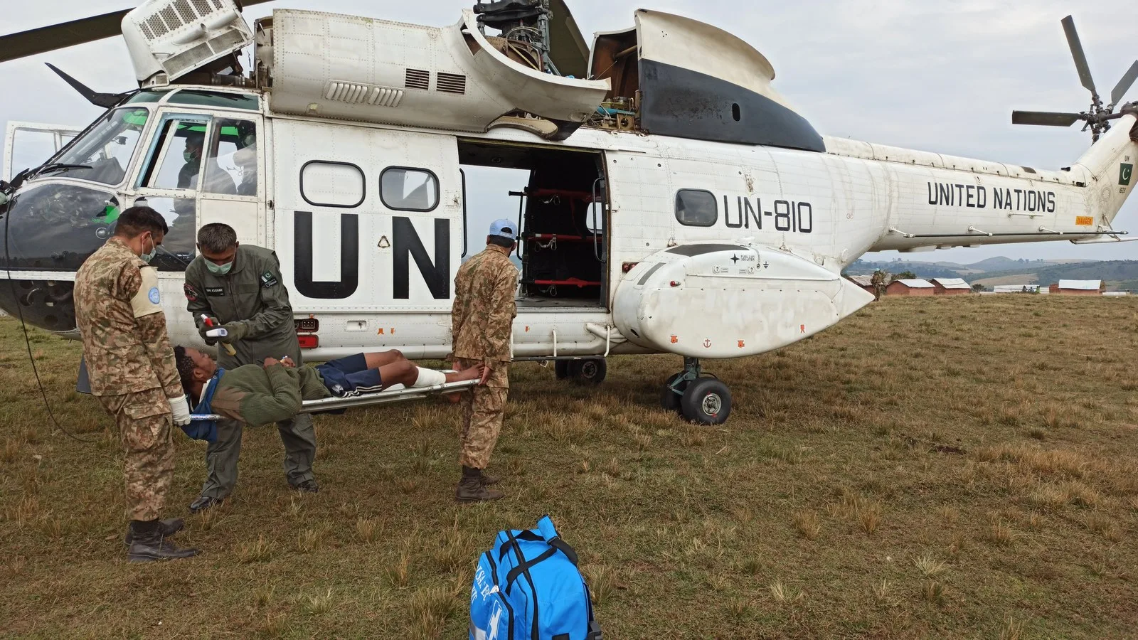 Évacuation médicale de militaires congolais dans le Sud-Kivu par un hélicoptère de la MONUSCO.
