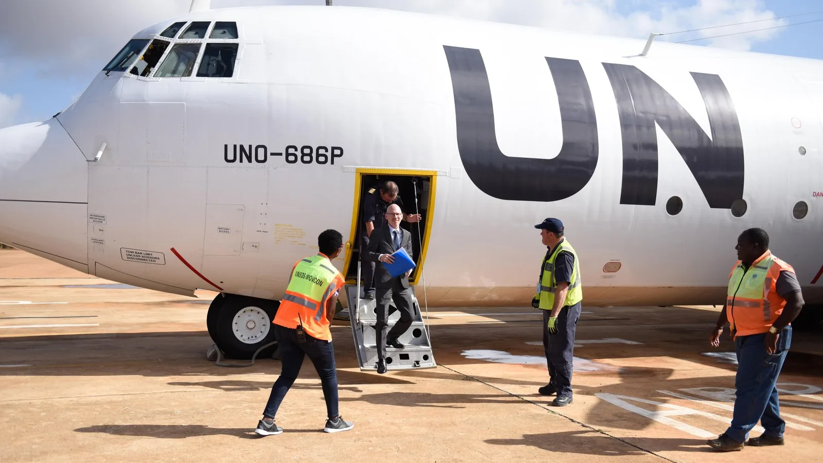 James Swan descendant d’un avion lors d’une ancienne mission des Nations unies.