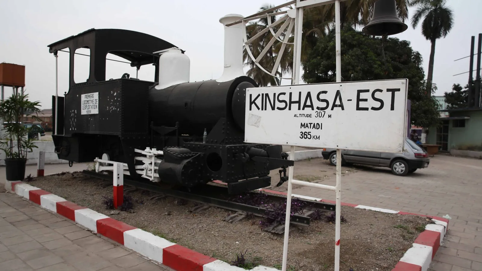 Une locomotive exposée à la gare de Kinshasa Est.