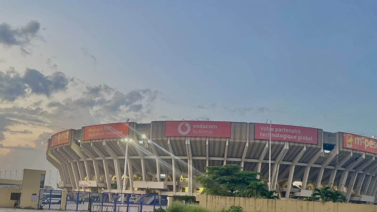 Vue extérieure du Stade des Martyrs à Kinshasa.