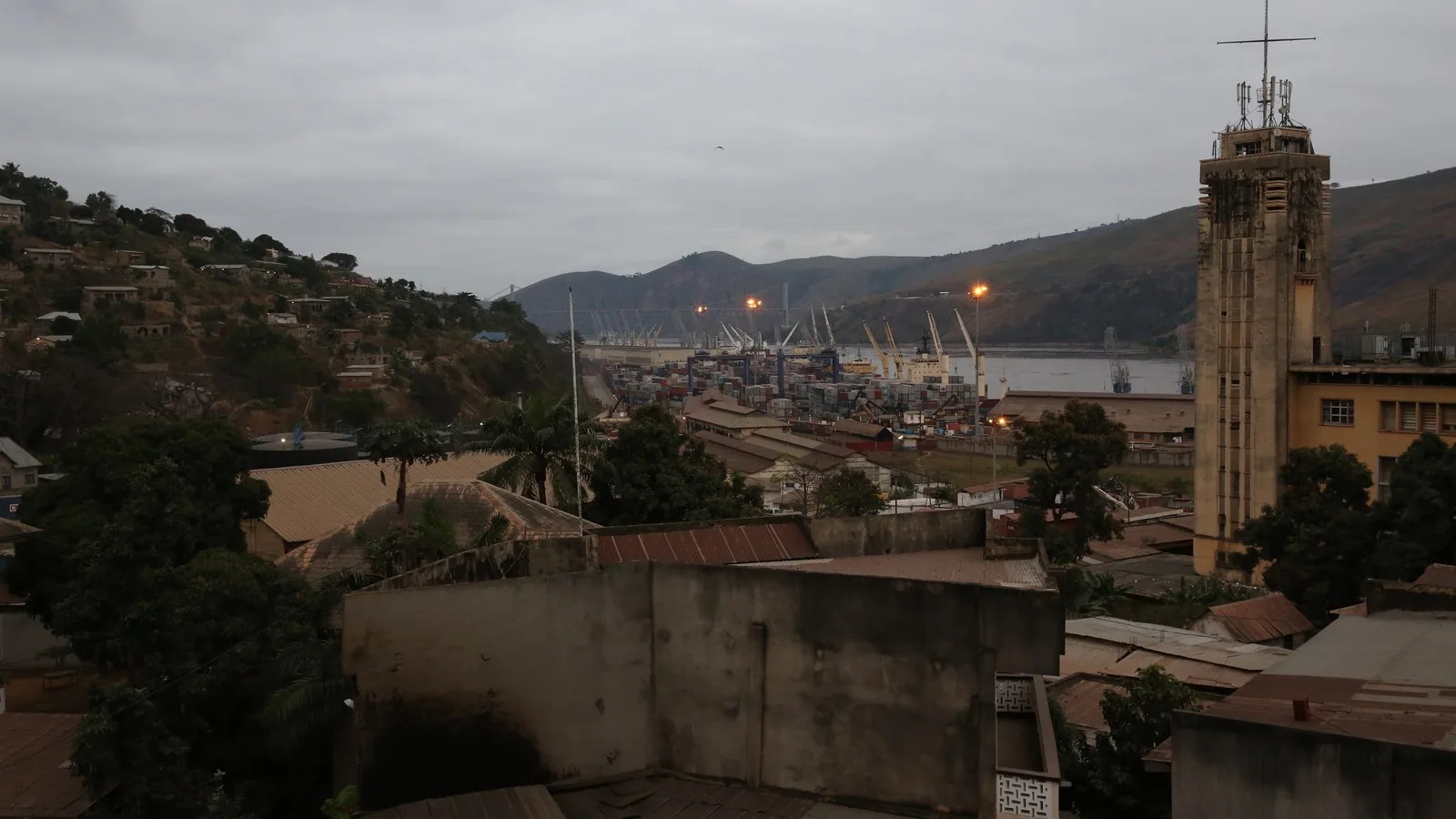 Vue de Matadi, de son port et du fleuve Congo.