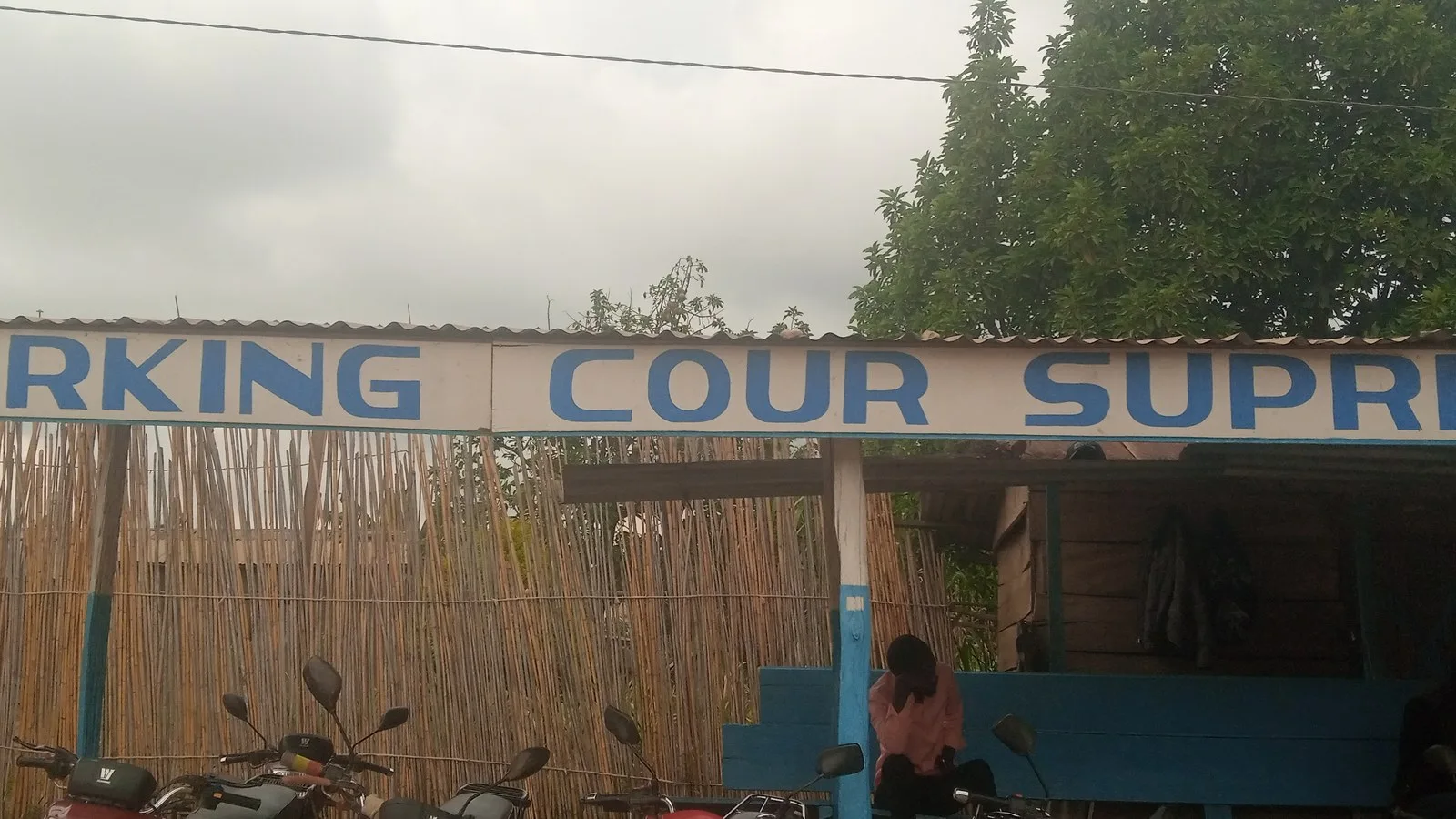 Plusieurs motos stationnées le long d’une rue en République démocratique du Congo.