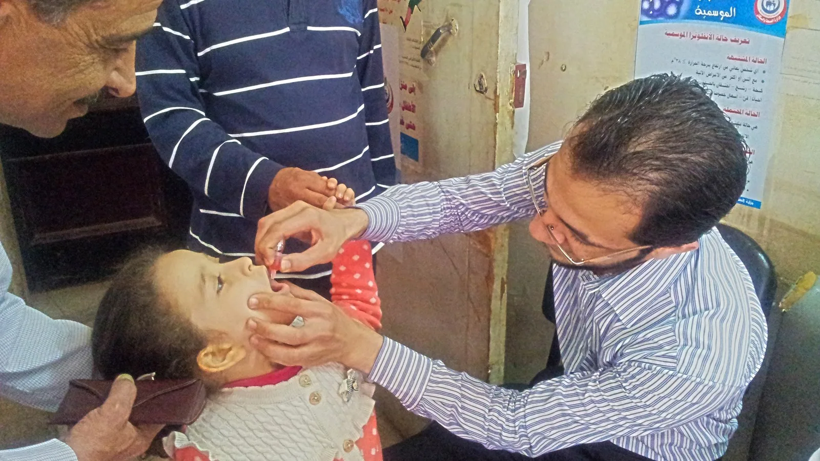 Un enfant reçoit des gouttes de vaccin contre la poliomyélite.