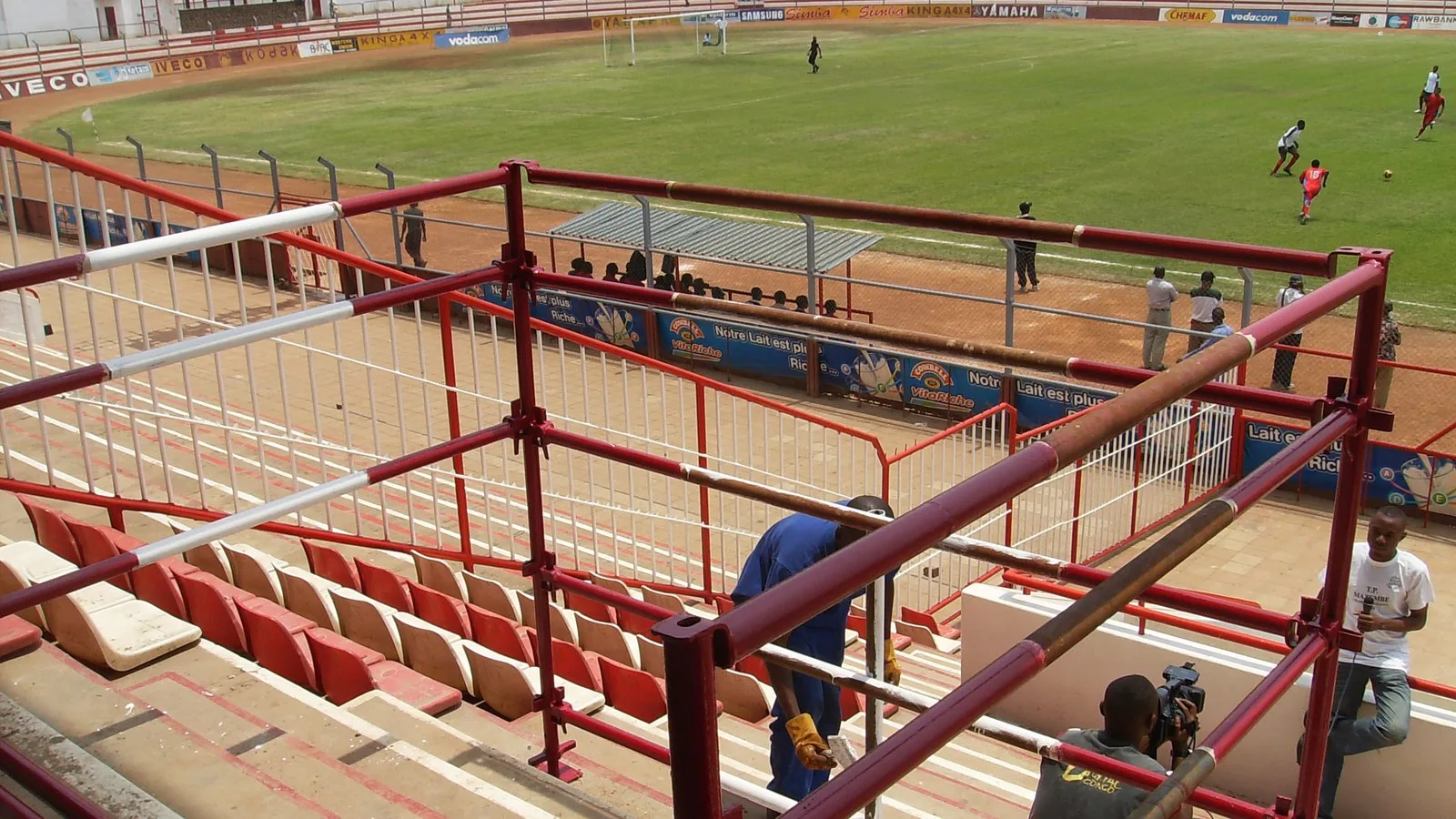 Tribunes et pelouse du stade Frédéric Kibassa-Maliba à Lubumbashi.