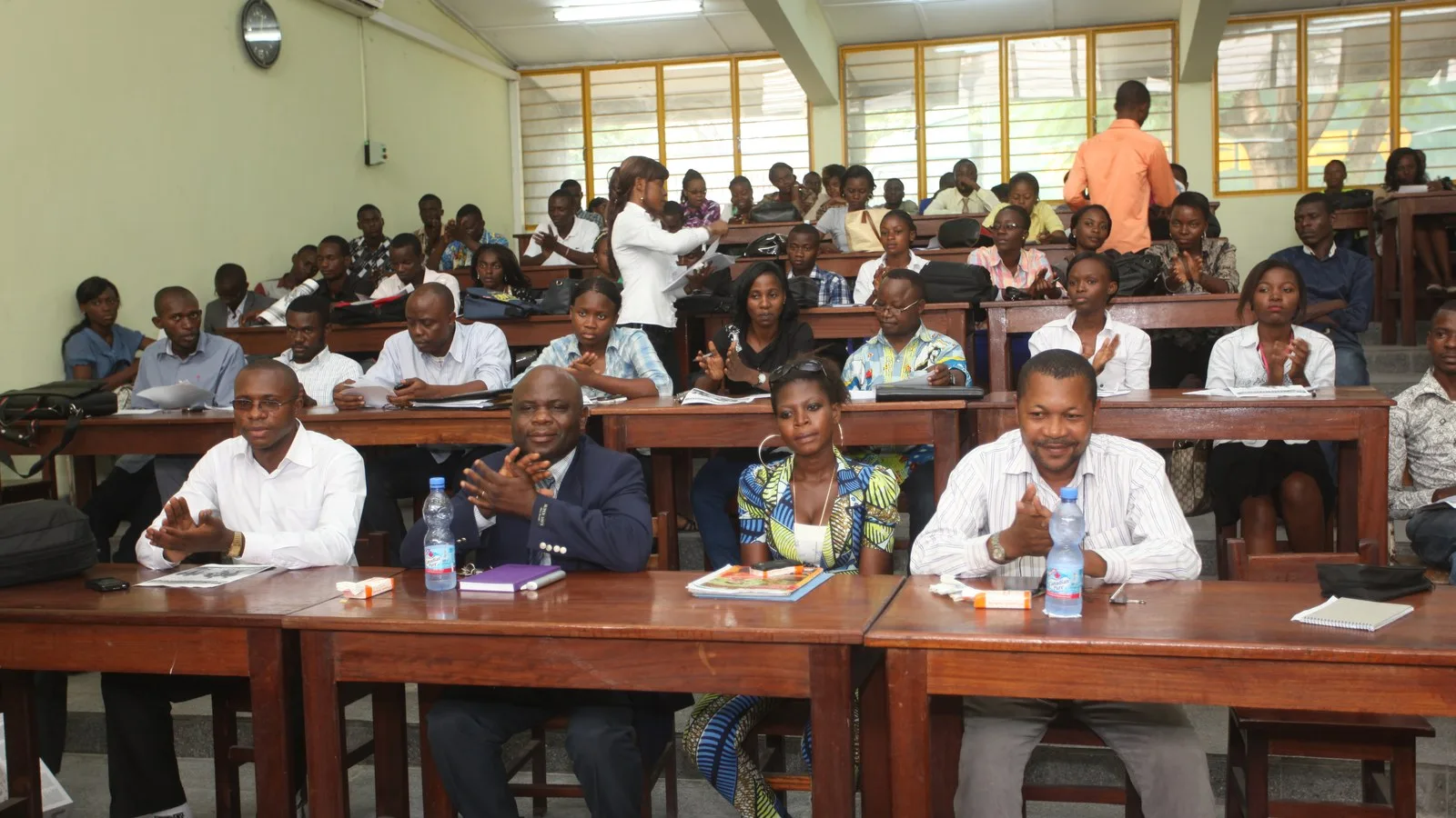 Des étudiants congolais assistent à une rencontre consacrée à l’économie et au développement.