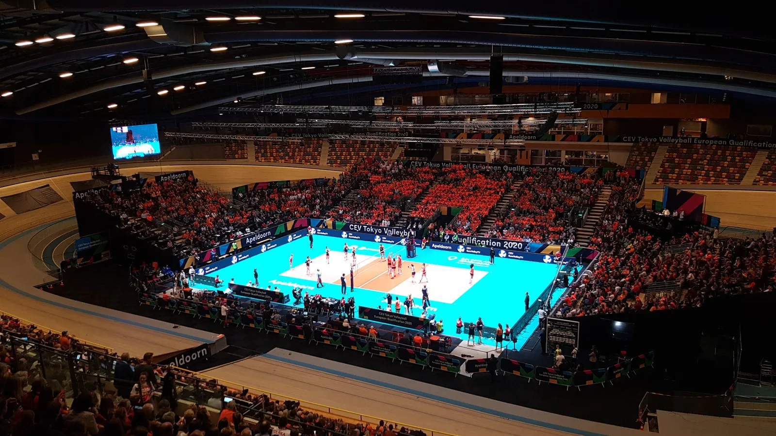 Des joueuses de volley disputent un match international féminin.