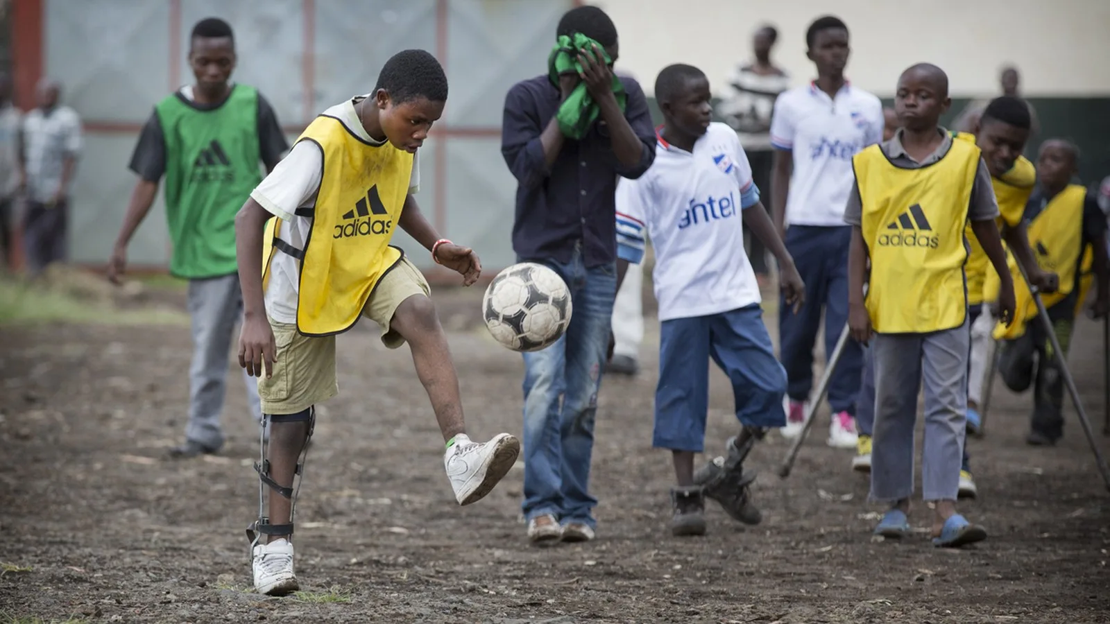Des enfants participent au lancement d’une école de football à Goma en 2014.