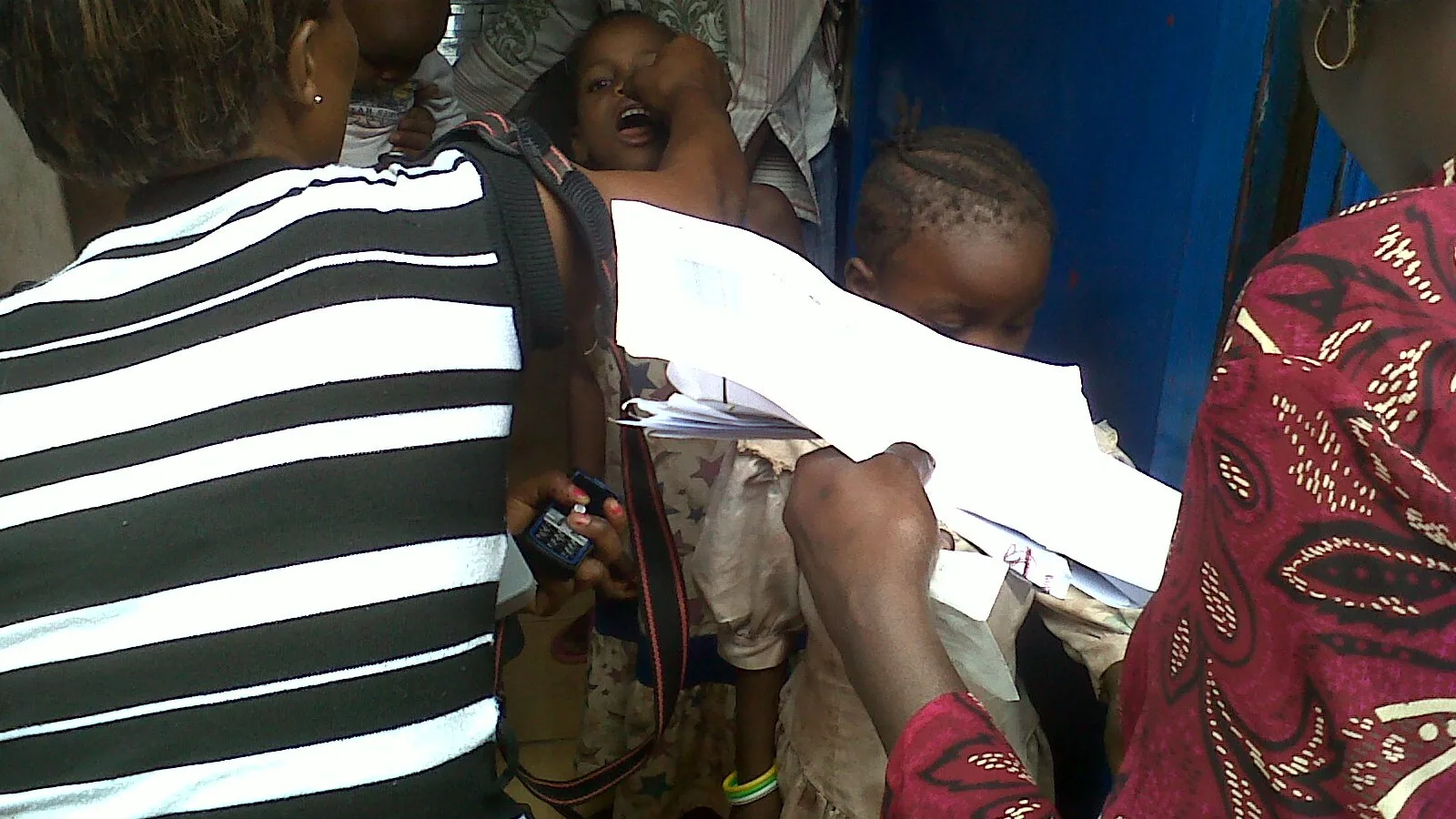 Un enfant reçoit un vaccin oral contre la poliomyélite à Kalemie.