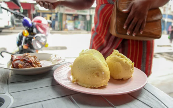 Kinshasa : le malewa nourrit les travailleurs, l’hygiène ne peut rester improvisée