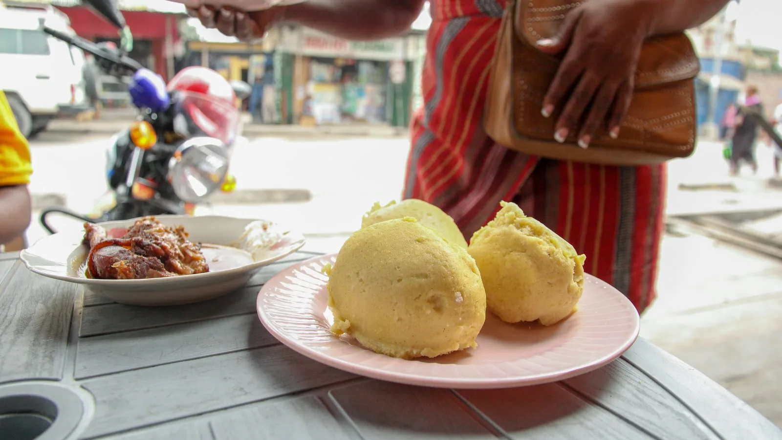 Un plat de fufu est servi dans un établissement de rue à Kinshasa.