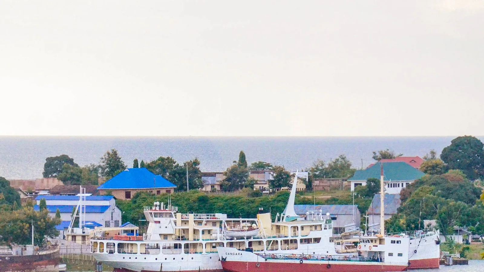 Le port de Kigoma et le lac Tanganyika vus depuis les hauteurs de la ville.